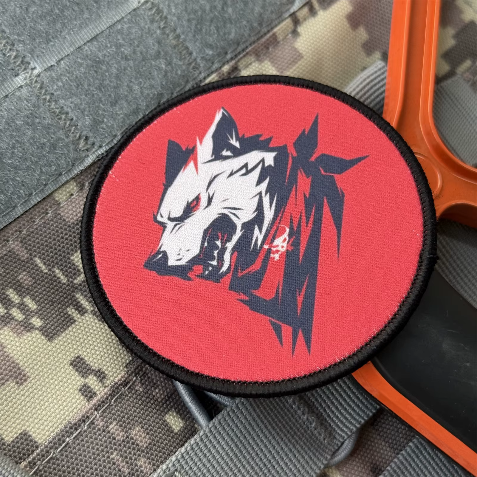 Parche táctico lobo ojos rojos – Velcro para mochila o chaqueta - imagen 4