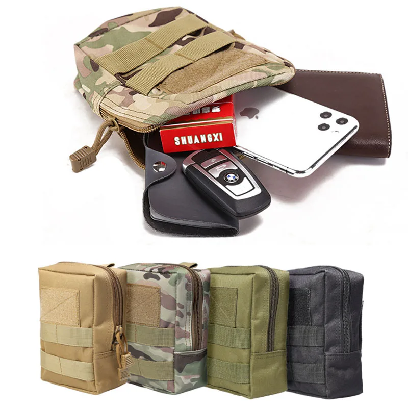 Una bolsa con llaves de billetera y un teléfono celular en ella