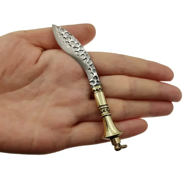 Cuchillo abierto mostrando la hoja de acero inoxidable y el mecanismo de giro