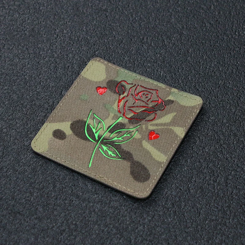 Brazalete de nailon de camuflaje con parche reflectante de rosas tácticas para decoración de ropa y mochila - imagen 5