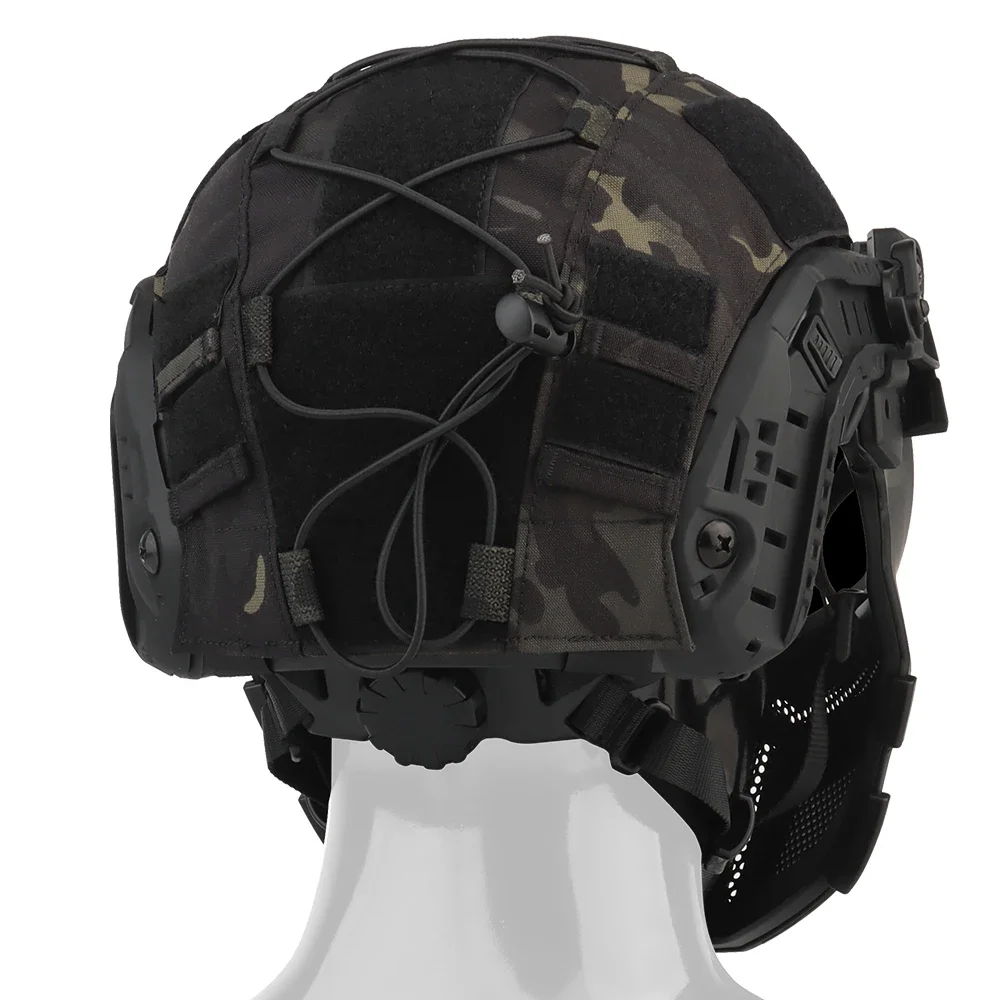Un casco negro y de camuflaje con un auricular conectado