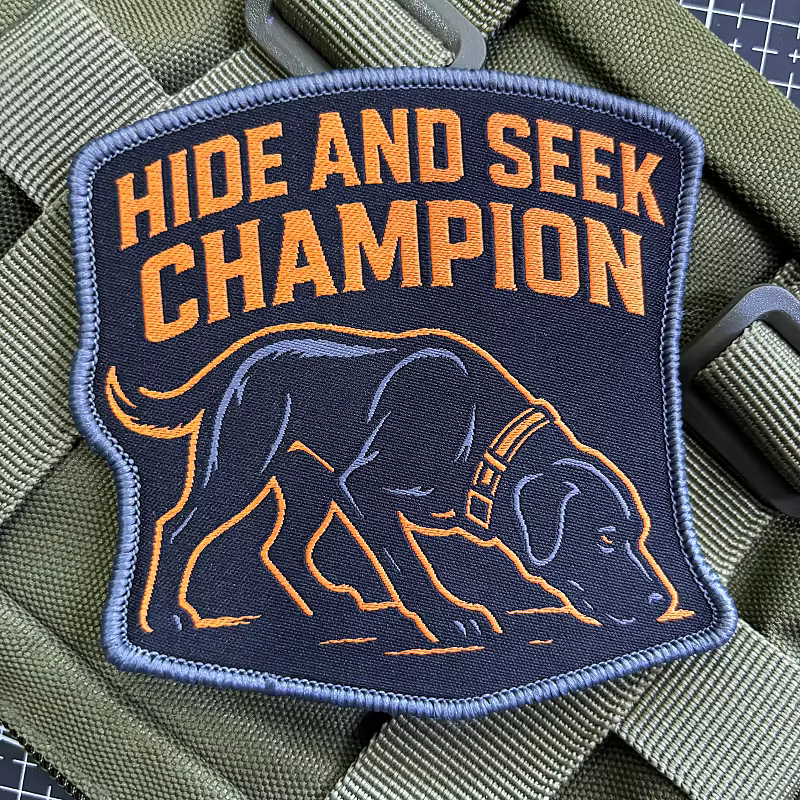 Parche táctico bordado perro caza escondite – Insignia moral velcro - imagen 3