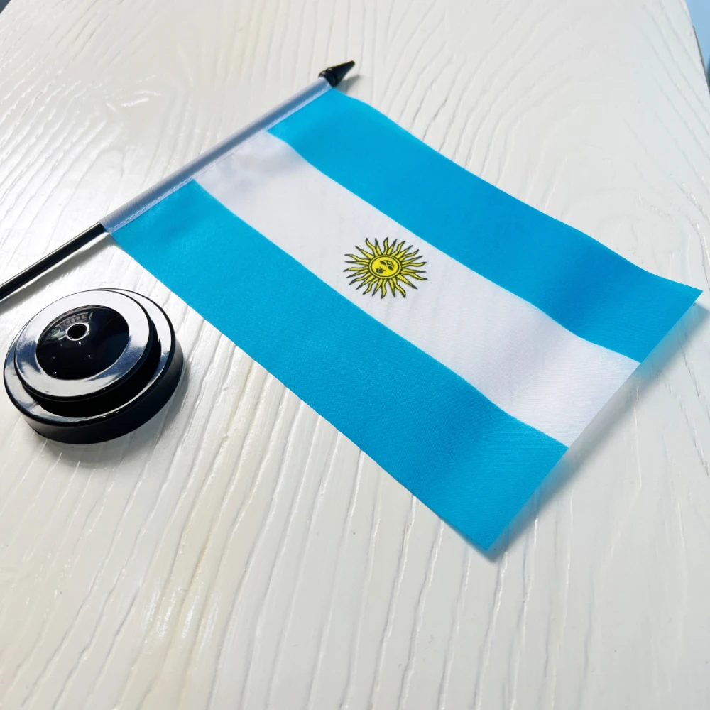 Bandera Argentina de sobremesa – Nacional poliéster 14x21 cm - imagen 2