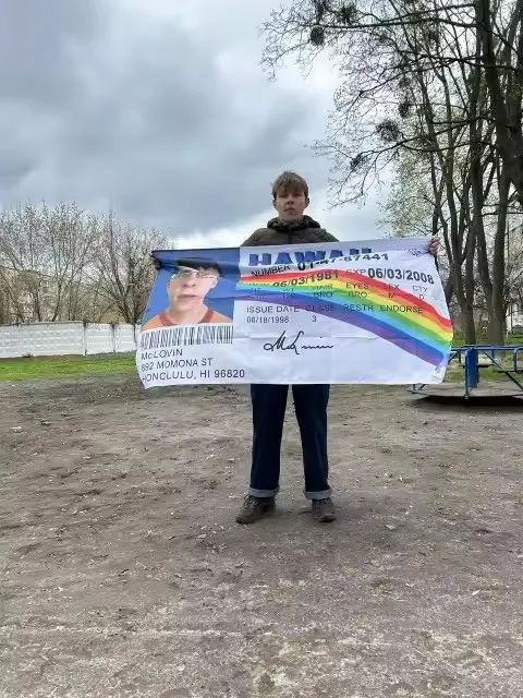 Bandera de identificación McLovin Bandera de licencia de conducir falsa Banner 3x5 Póster divertido Decoraciones duraderas Bandera de pared con 4G para dormitorio universitario Dicembre. - imagen 5