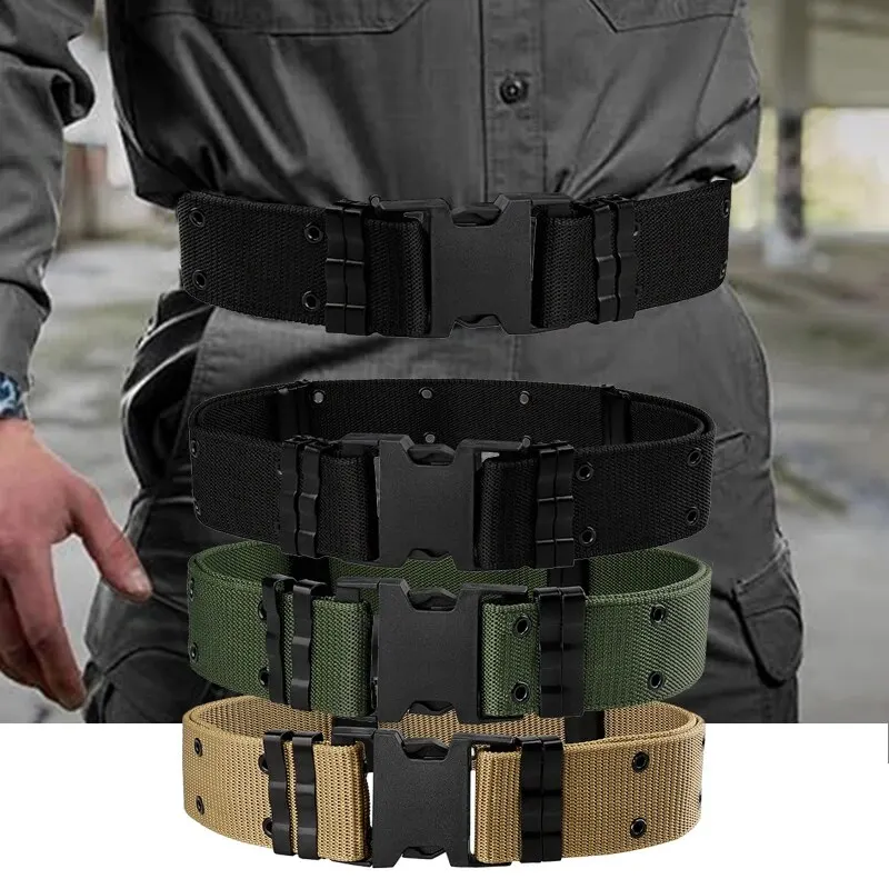 Un cinturón exterior táctico para hombre hecho de material de nailon, con un anillo de fijación de metal y una hebilla de ajuste, adecuado para deportes al aire libre.
