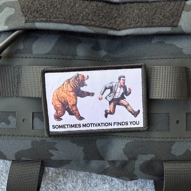 Parche táctico "Sometimes Motivation Find You", insignia moral de oso de EE. UU., parche militar con gancho y bucle para apliques de mochila - imagen 4