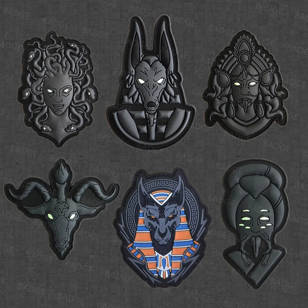 El mito Egend dios antiguo Medusa Anubis Buff's parche de PVC brazalete Anubis perro insignia luminosa con gancho para mochila, chaleco, gorra