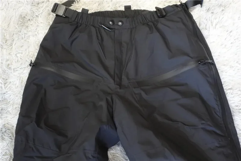 Un par de pantalones cortos negros con cremallera en el costado