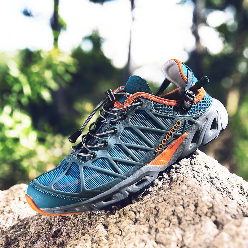 Un zapato azul y naranja con encaje en una roca