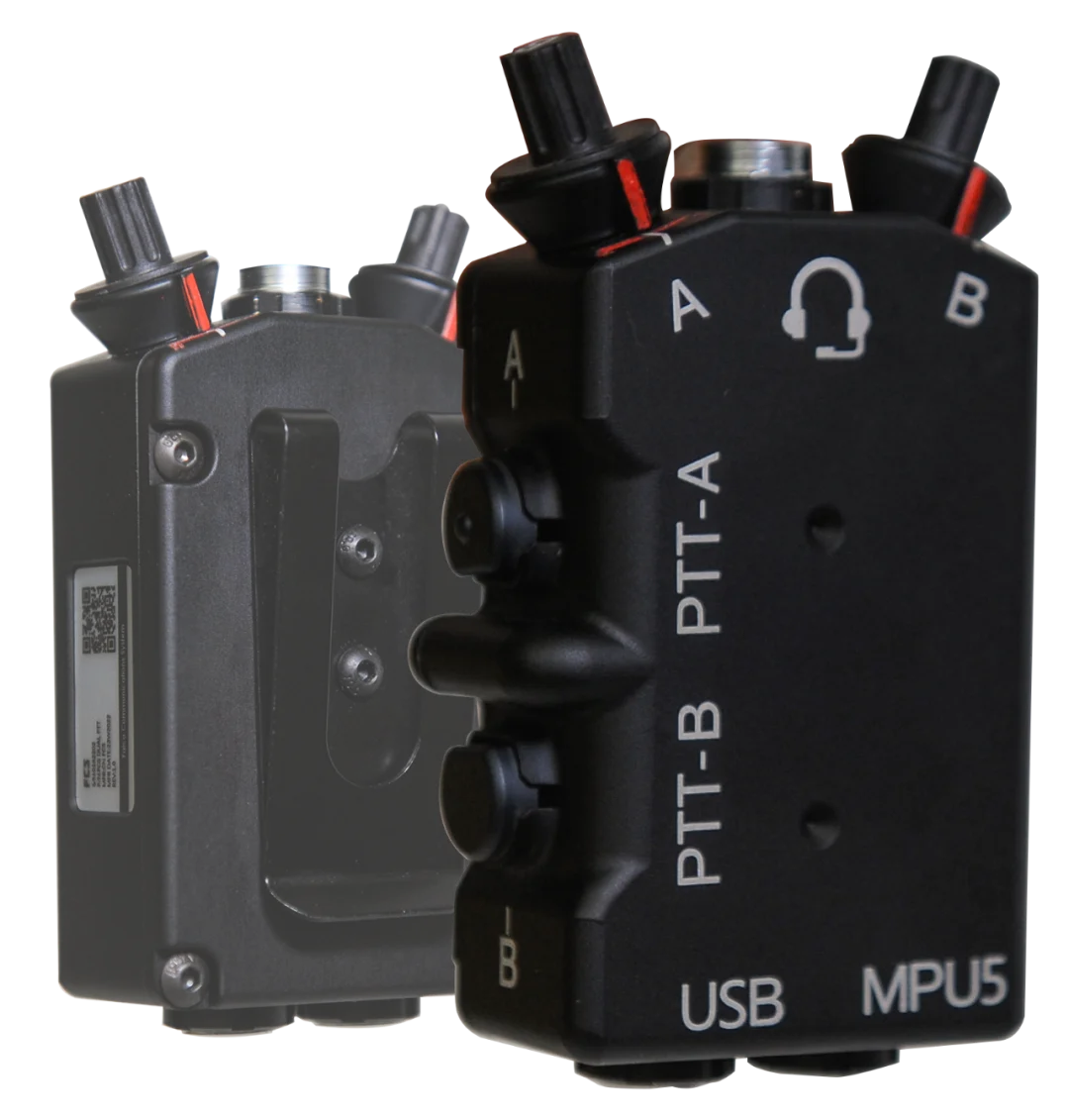 Un dispositivo que parece ser una cámara de video profesional o un módulo de cámara, posiblemente utilizado en transmisiones o producción cinematográfica. Tiene una carcasa negra con varios puertos y controles.