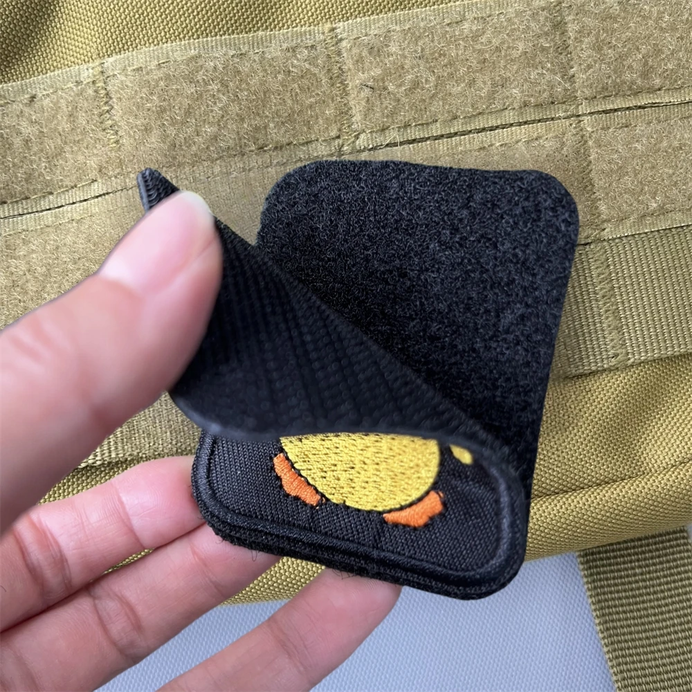 "¿Qué está haciendo? Parche bordado de perro "pato con cuchillo, insignia de moral táctica, pegatina de gancho y bucle para mochila - imagen 3