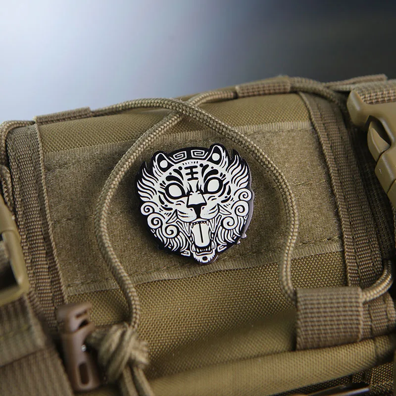 Parches de Metal del rey del bosque, insignia táctica que brilla en la oscuridad, bolso, ropa con gancho - imagen 2