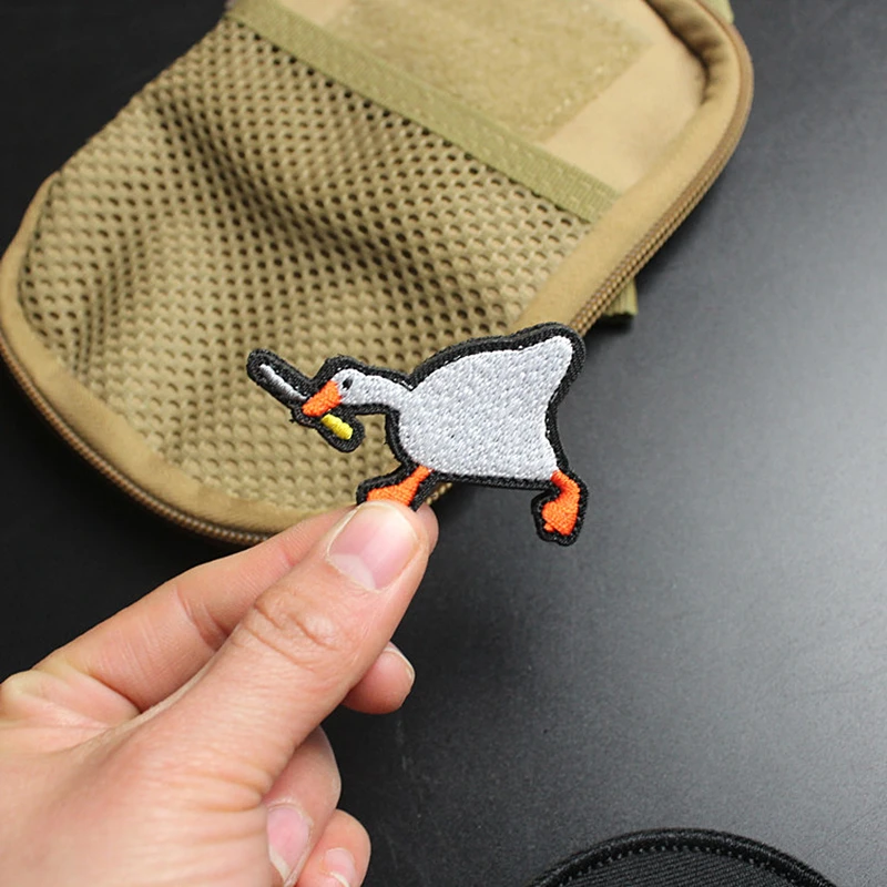 Parches bordados de cuchillos para morder gansos, insignias divertidas de animales tácticos que toman armas, la paz nunca fue una opción, decoración de brazalete DIY - imagen 3