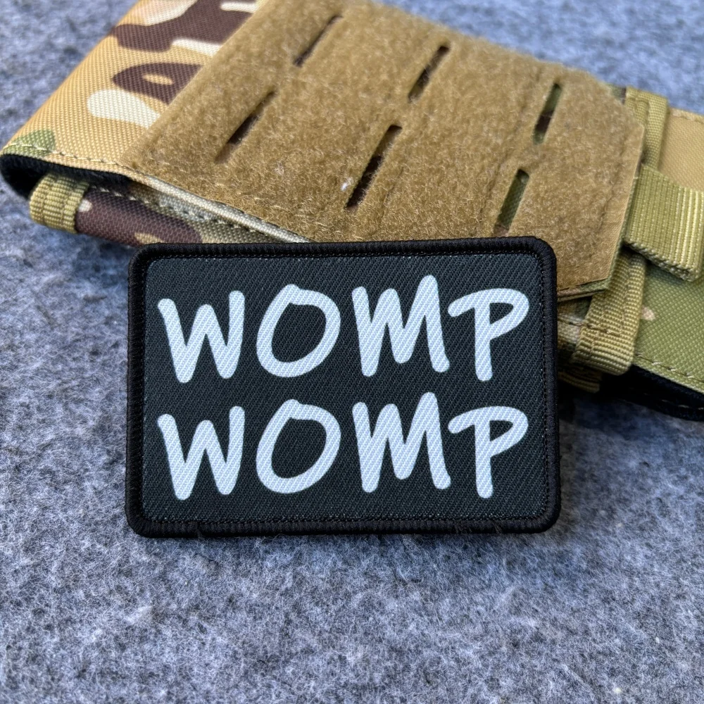 Parche bordado Womp Womp – Insignia militar con frase sarcástica - imagen 3