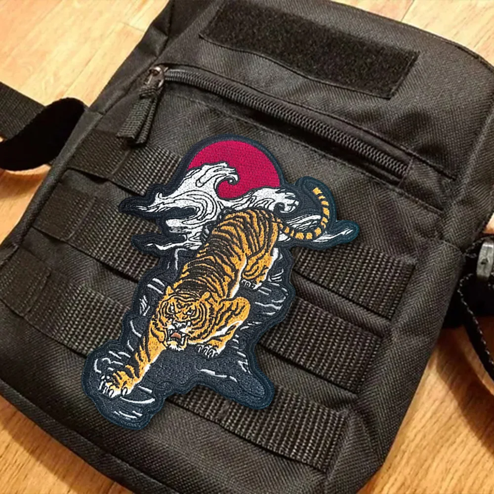 Parche táctico de moral bordado con forma de luna y sangre de tigre agachado, parche divertido con gancho y bucle, insignia militar, brazalete, pegatinas para mochila - imagen 3