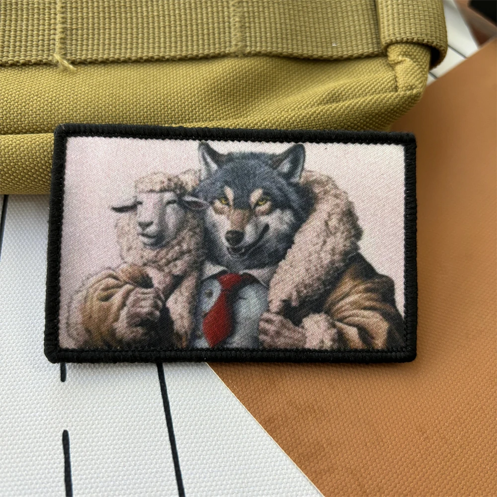 Parches con estampado de lobo de dibujos animados en ovejas, brazalete, Parche de gancho y bucle en la ropa, insignia de moral militar, pegatinas tácticas de mochila - imagen 2