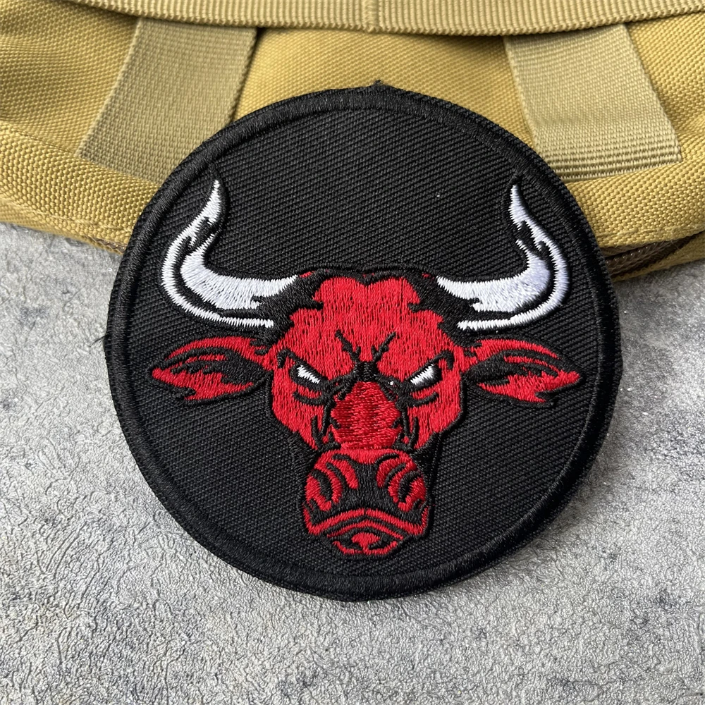 Chevron-brrazalete táctico de moral de torero rojo, parches bordados de gancho y bucle para ropa, emblemas, pegatina para mochila - imagen 3