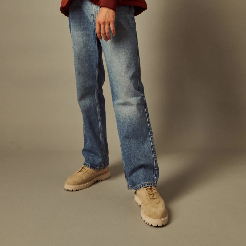 Botas MERRTO combinadas con outfit casual de viaje