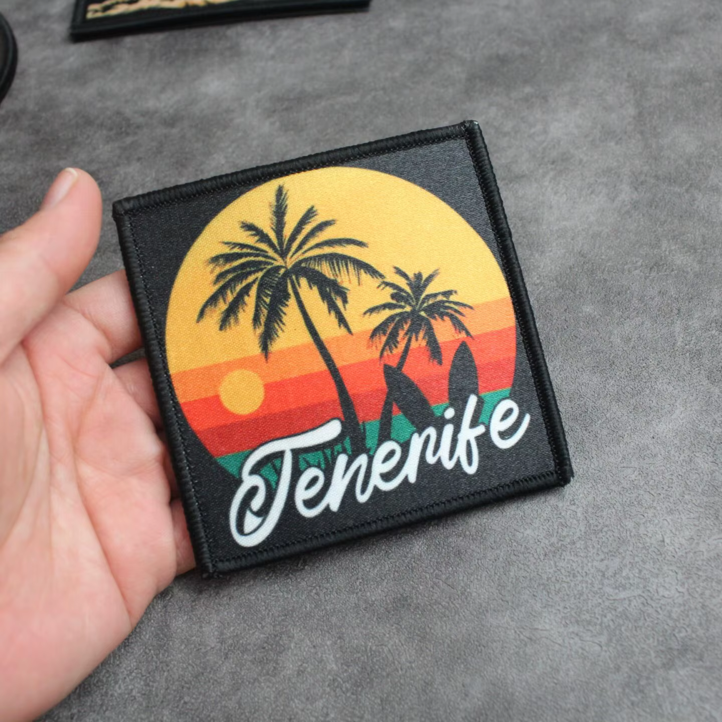 Mochila táctica de viaje con parches, montañas y ríos - imagen 4
