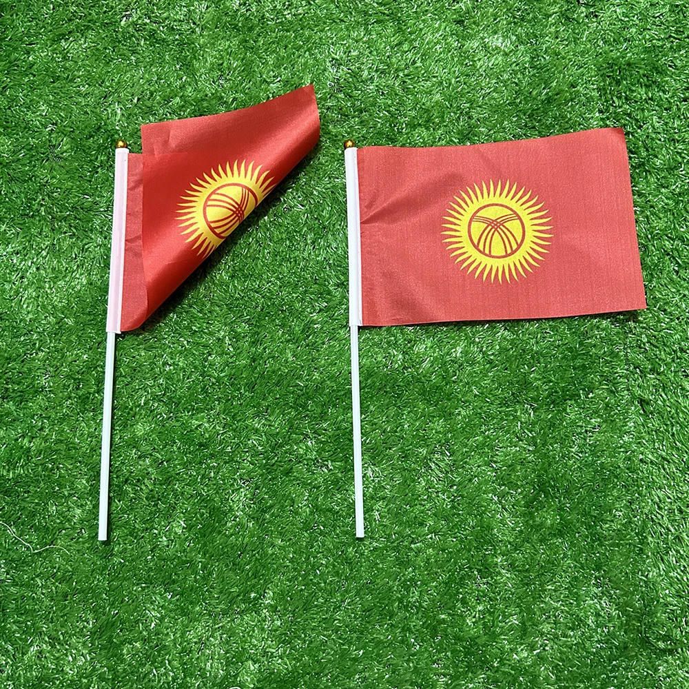 Bandera del cielo bandera de Kirguistán bandera de mano 10/20/50/100pcs 21*14cm bandera de Kirguistán ondeando a mano con poste de plástico para la decoración de la actividad deportiva - imagen 5