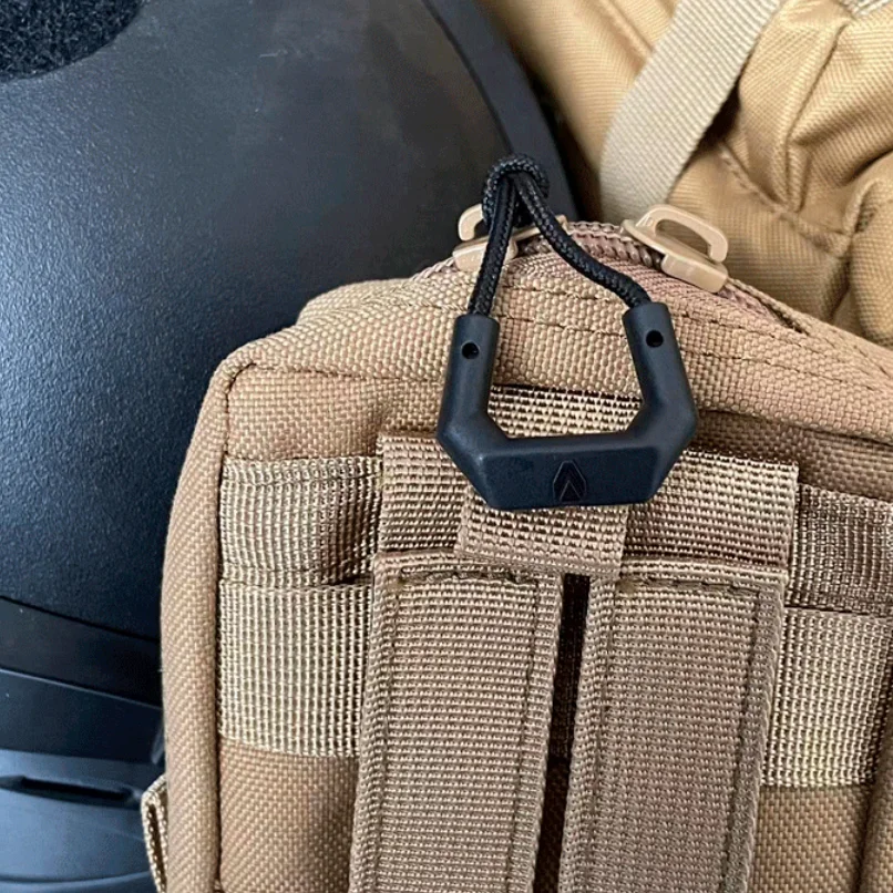 Mochila táctica luminosa en forma de U con cuerda de cola más larga, chaqueta con Clip y cremallera, colgante de TPU para decoración de equipos al aire libre y acampada - imagen 5