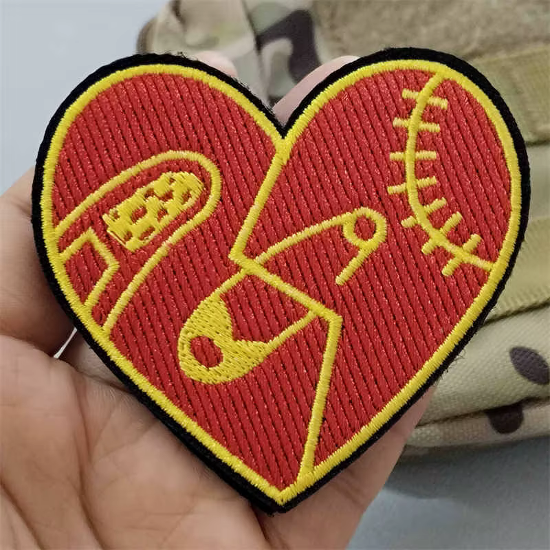Parche táctico velcro corazón dañado – Insignia moral militar - imagen 2