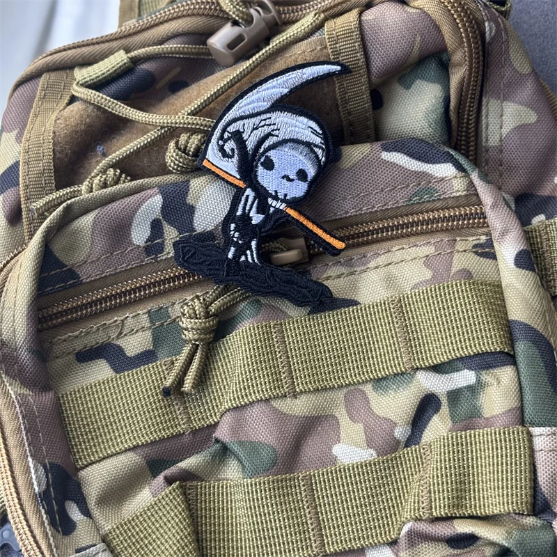 Parche bordado táctico "Little Grim Reaper" para ropa, gancho, bucle, insignia de moral militar, parches, pegatina para mochila, brazalete