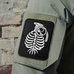 Parche bordado calavera granada mano con velcro para equipo táctico