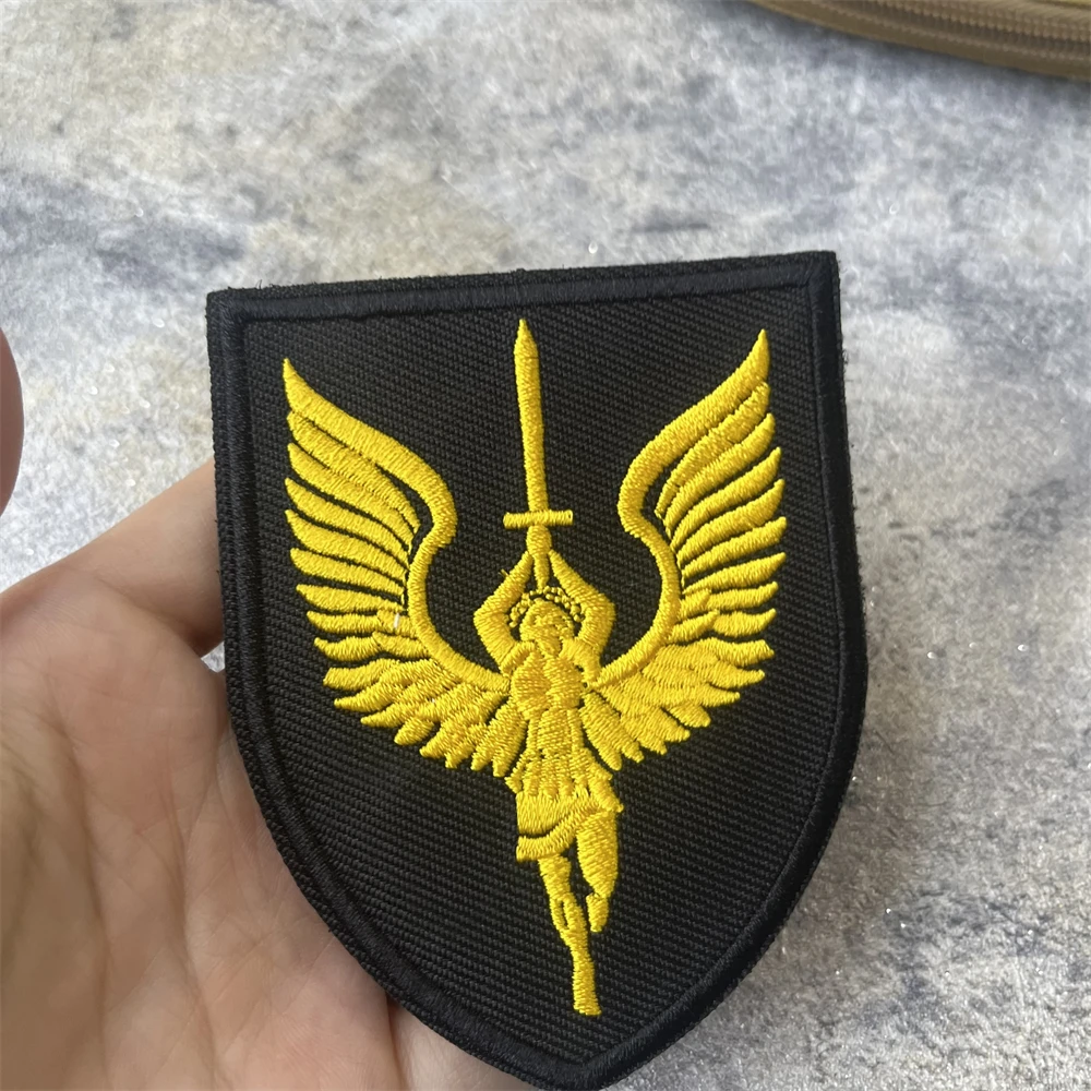 Emblema de moral táctica del Arcángel Michael, alas de Ángel cristianas, espada bordada, parches de gancho para ropa, pegatina para mochila - imagen 4