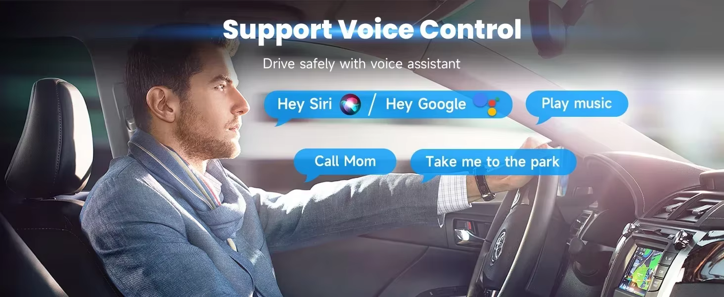 Tamaño compacto del adaptador CarPlay junto a la mano