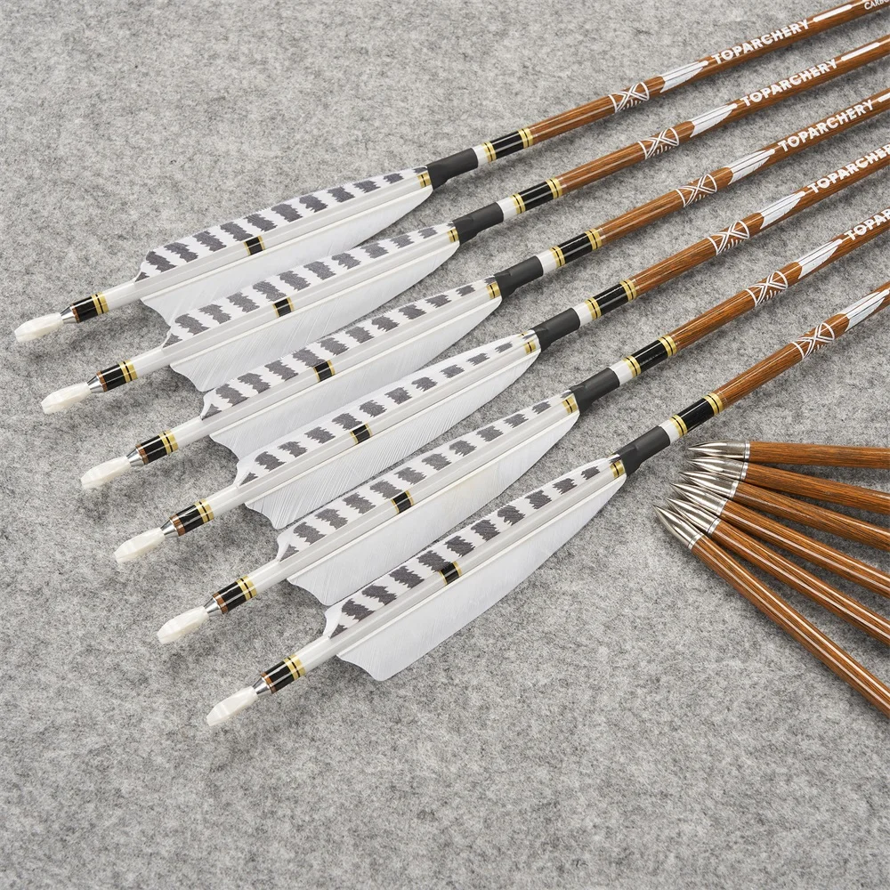 Flechas de carbono para arco con plumas reales a rayas negro/blanco