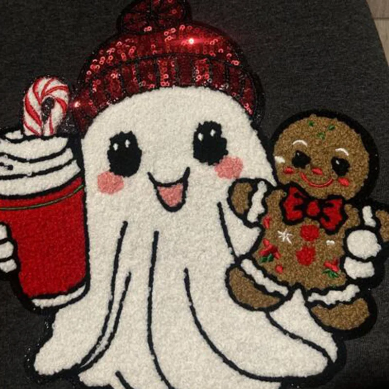 Un fantasma y una galleta están sosteniendo una taza de cacao