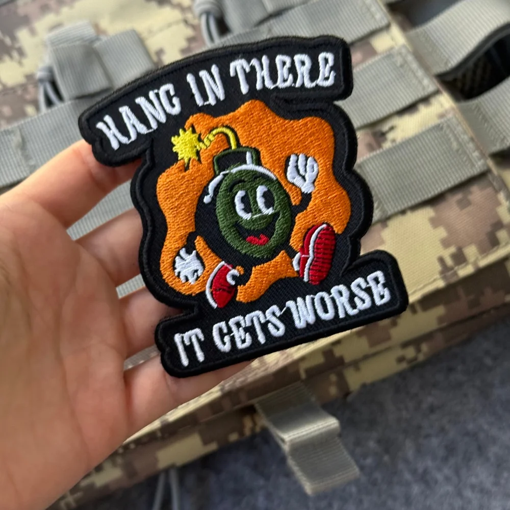Parche Bordado con la Frase 'Hang in There It Gets Worse', Insignia Táctica de Morale, Adhesivo para Mochila Militar, con Gancho y Bucle - imagen 3