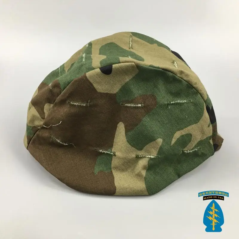 Un sombrero de camuflaje con un logotipo negro