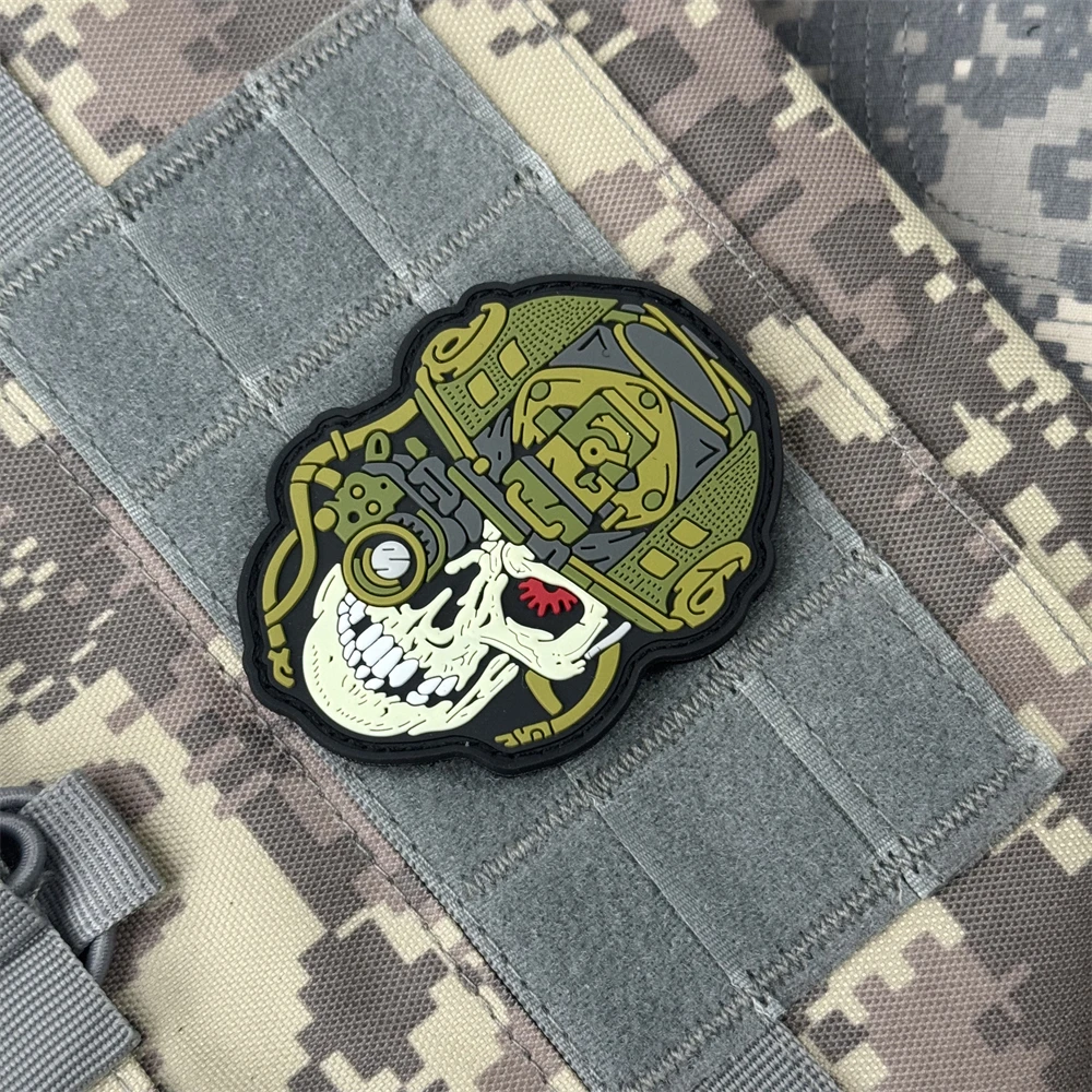 Parche de insignia de moral de PVC desgastado al hueso, brazalete de soldado táctico, gancho y bucle de Coyote militar, accesorios para mochila, pegatinas - imagen 4