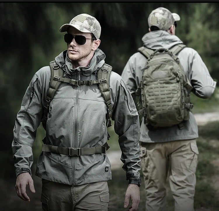 Dos hombres con chaquetas de camuflaje y mochilas