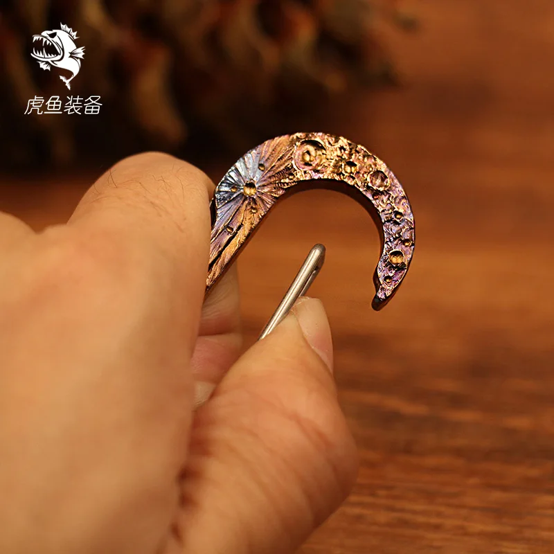 Llavero multifuncional hecho a mano con hebilla colgante de aleación de titanio de edición limitada, Mini cuchillo, hebilla portátil de transporte - imagen 4