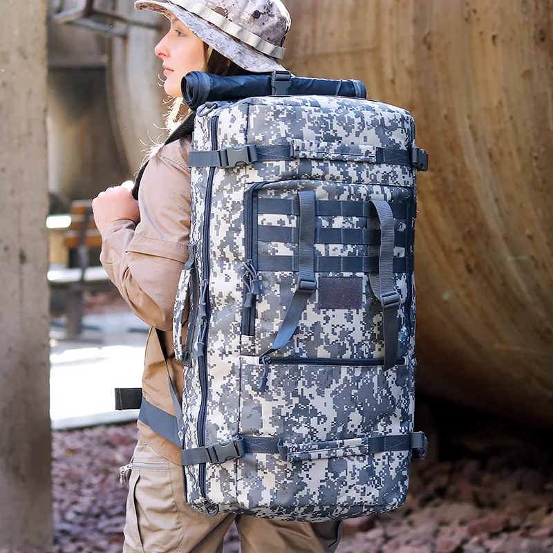 Una mujer con una mochila de camuflaje