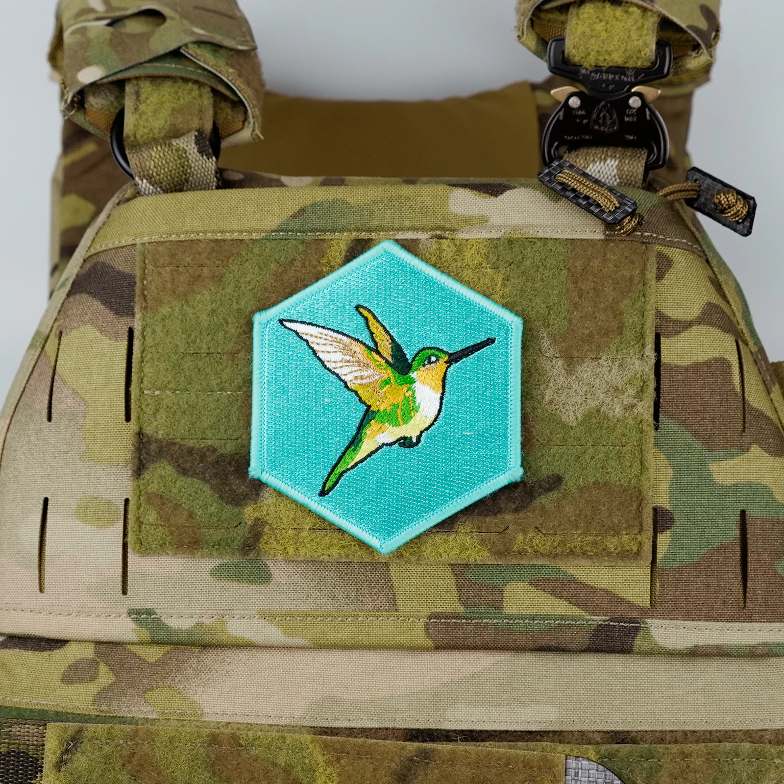 Parches bordados de colibrí, pegatinas hexagonales de pájaros, color azul cielo, insignias tácticas para ropa, mochila, chaleco, brazalete con apliques - imagen 3
