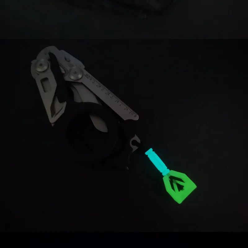 TPU multifuncional cuerda luminosa cola hebilla abierta cubierta de luz nocturna tapa de cierre de Paracord tirador de cremallera marcadores tácticos - imagen 5