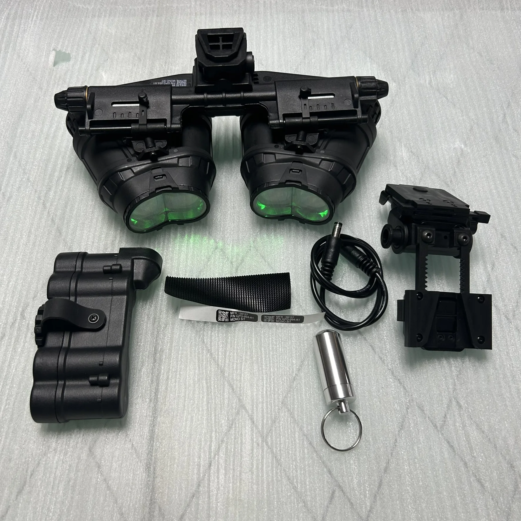 Modelo NVG cuádruple GPNVG18 con adaptador abatible montado en casco L4G24, versión de luz verde no funcional para entrenamiento - imagen 5