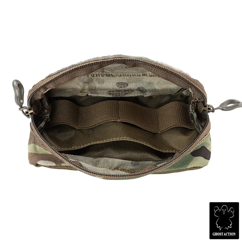 Una billetera de camuflaje con un bolsillo con cremallera