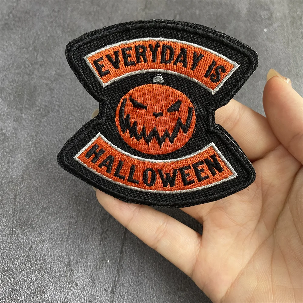 Parche con insignia de moral de Halloween, parches bordados tácticos para ropa, brazalete con gancho y bucle, pegatinas para mochila militar - imagen 2