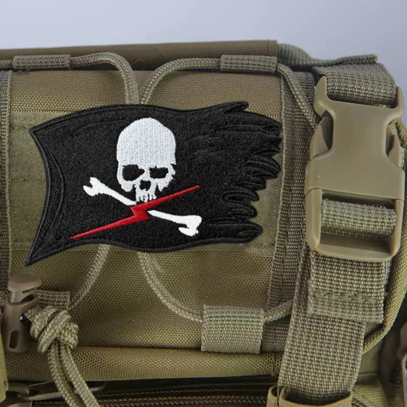 Parche bordado calavera relámpago – Moral táctico con velcro - imagen 3