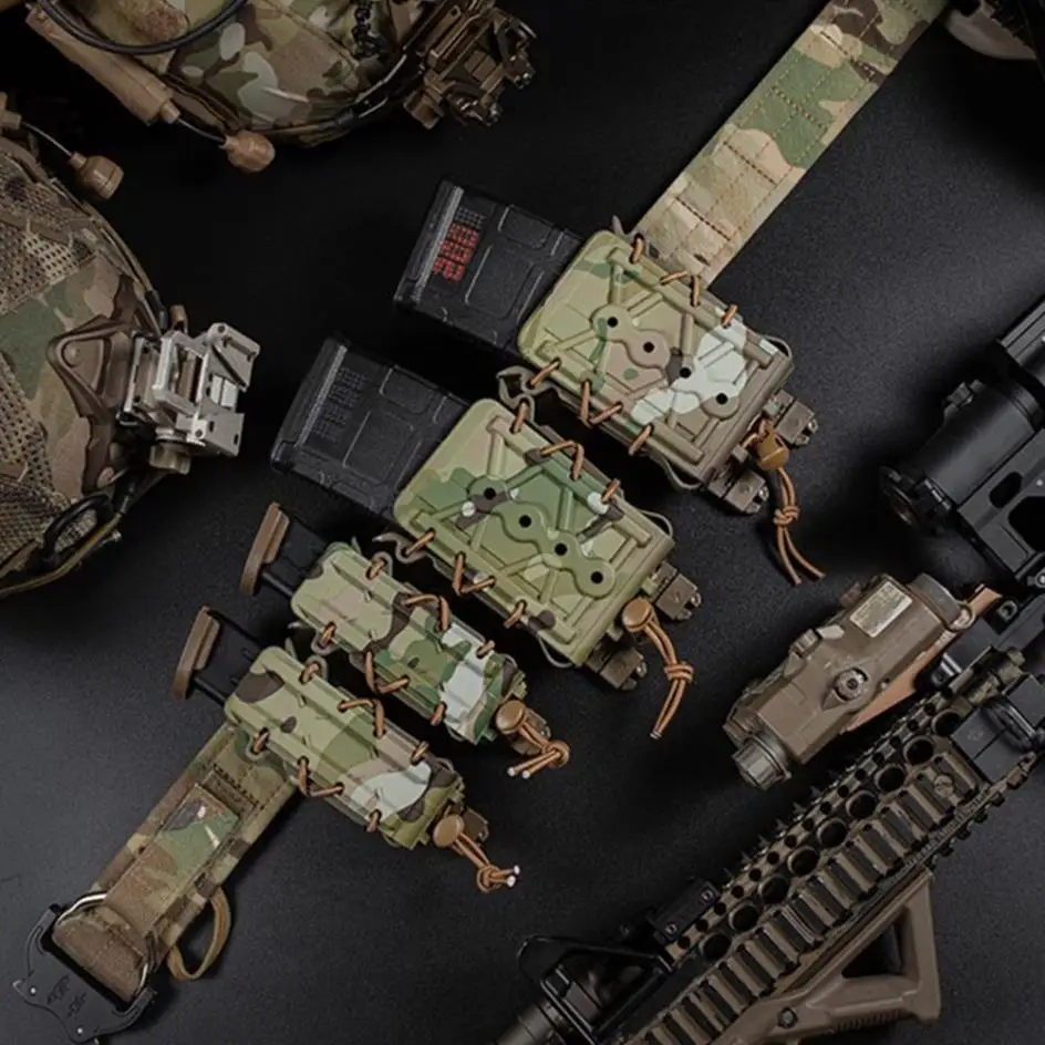 Equipo militar que incluye un rifle y una mochila