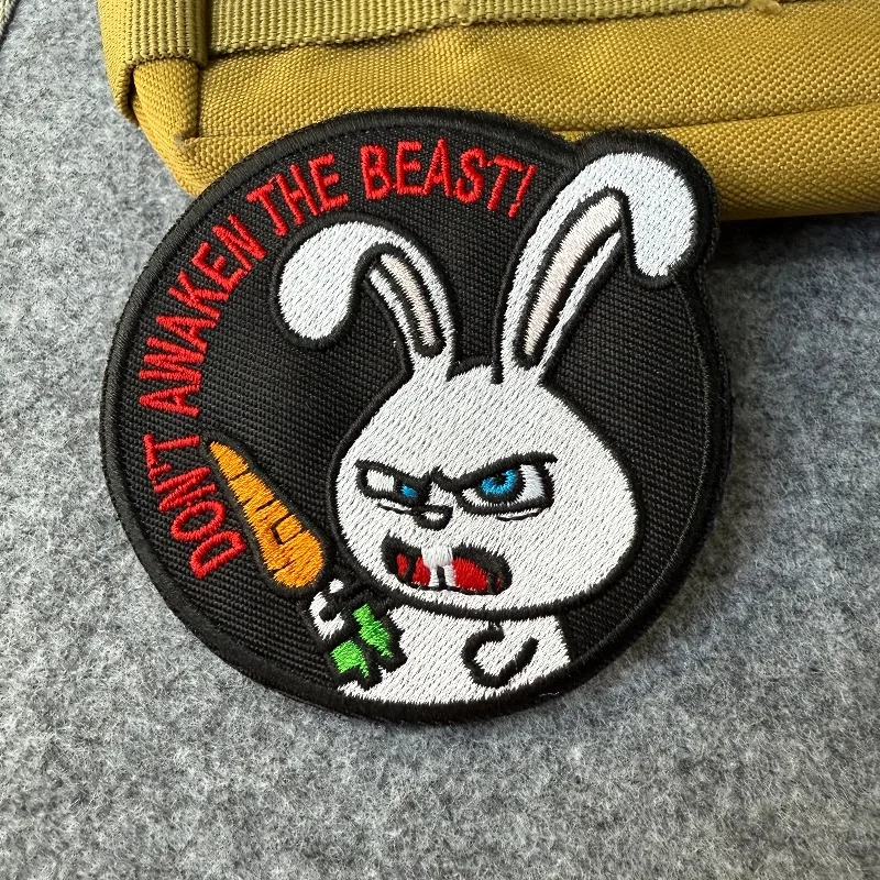 “¡No despertar la bestia! Parche táctico de conejo, insignia de moral bordada, parche militar con gancho y bucle para apliques de mochila