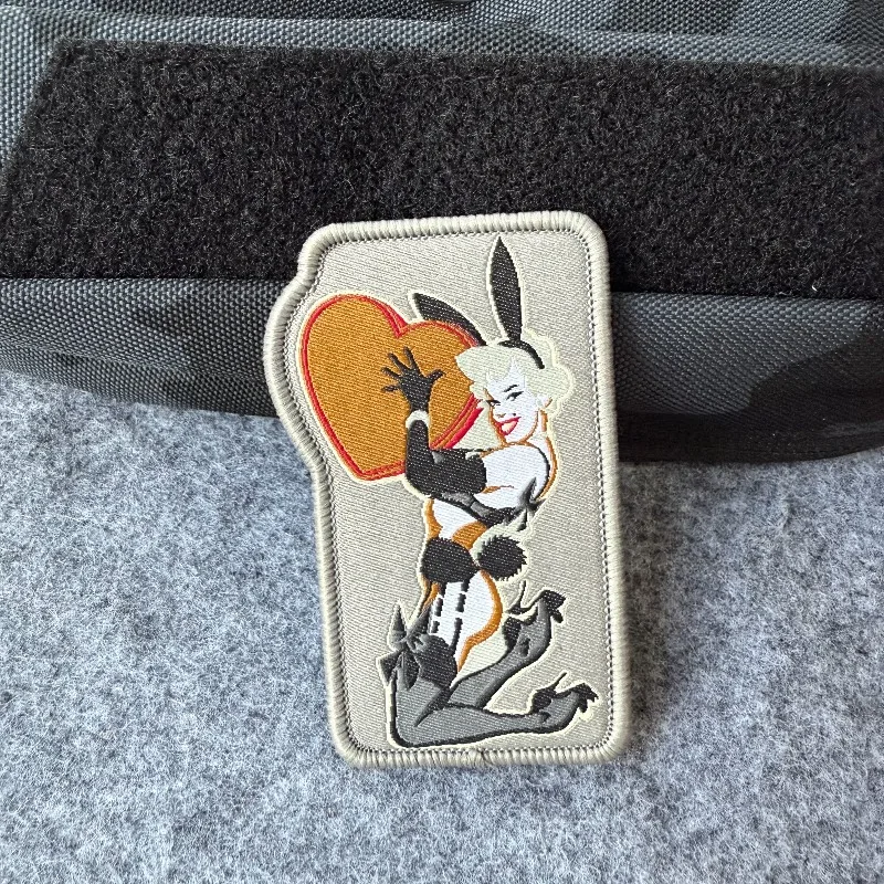 Parche táctico de chica conejito de estilo Vintage, insignia de moral de chica Retro, parche militar con gancho para mochilas, chaquetas y ropa - imagen 3