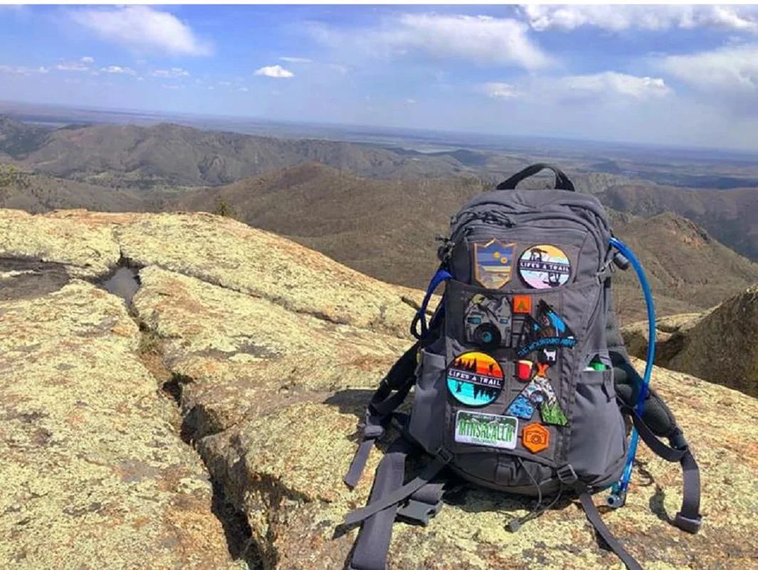 Parche de personalidad serie de estilo arcoíris, insignia bordada en 3D, pegatinas de brazalete para acampar, senderismo, Capítulo de moral al aire libre, LIFE'S A TRAIL - imagen 5