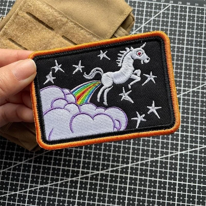 Insignia de moral con brillo nocturno de unicornio arcoíris, brazalete táctico con cabeza de lobo y dragón, parche de gancho y bucle bordado, pegatina para mochila - imagen 4
