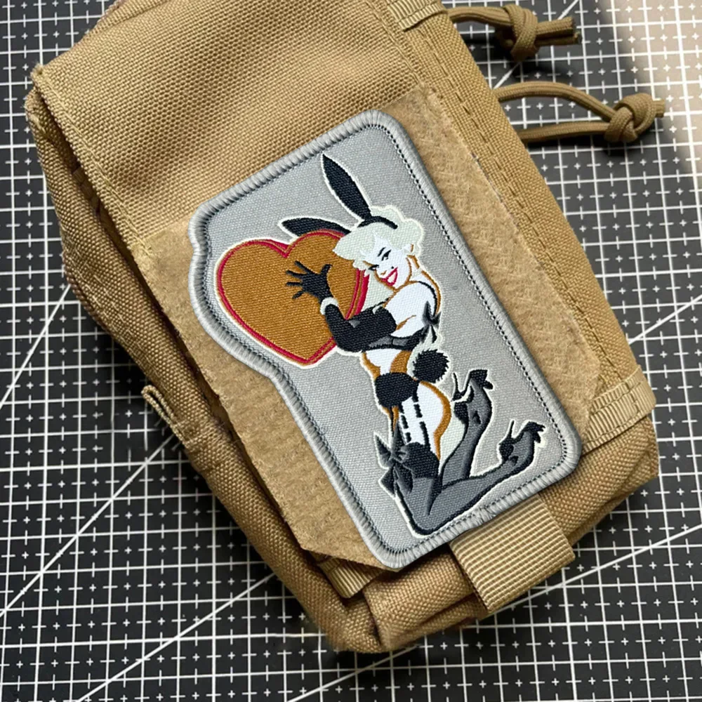 Parches de Meme de chica conejito, parche de gancho y bucle, brazalete moral, insignia de moral del ejército militar, pegatinas tácticas para mochila - imagen 3